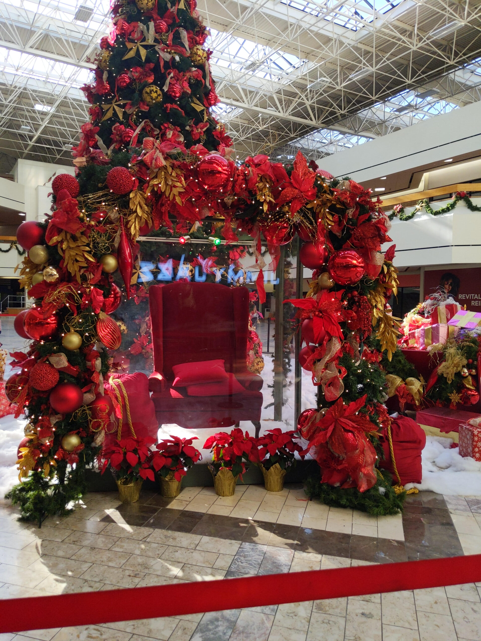 Santa Visits Red Bird Mall  ﻿