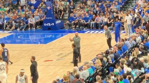 Mavs Crowd